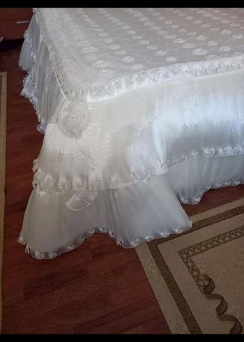 İşlemeli Beyaz Parlak Yatak Örtüsü - Görsel 3