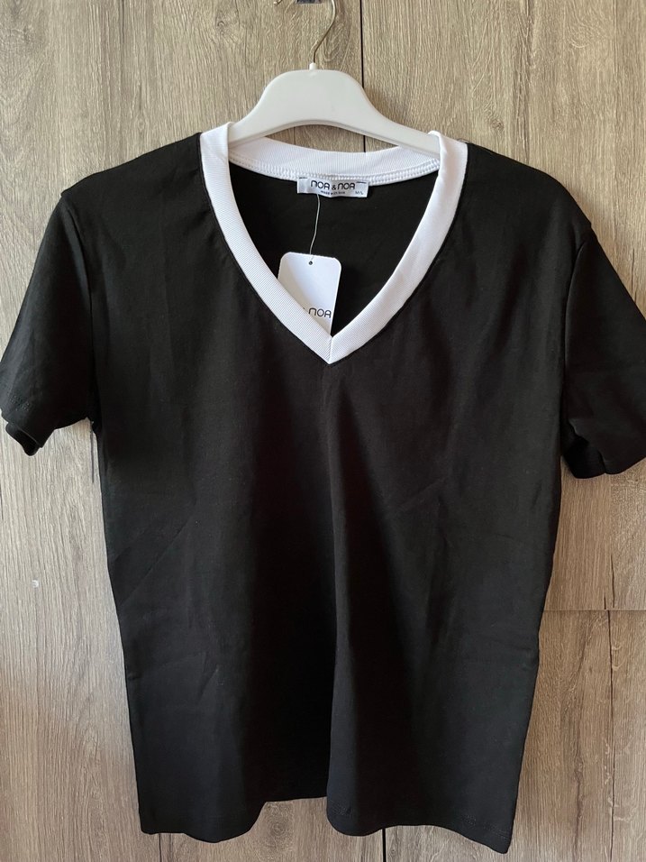 Siyah V Yaka Kısa Kollu Kadın Tişört - Görsel 2