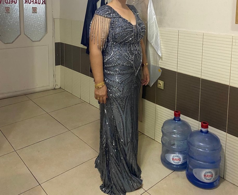 Payetli V Yakalı Uzun Gri Abiye Elbise - Görsel 3