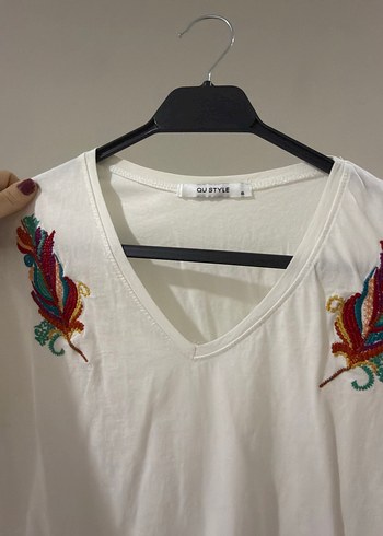 V Yaka Kısa Kollu Tshirt - Görsel 3