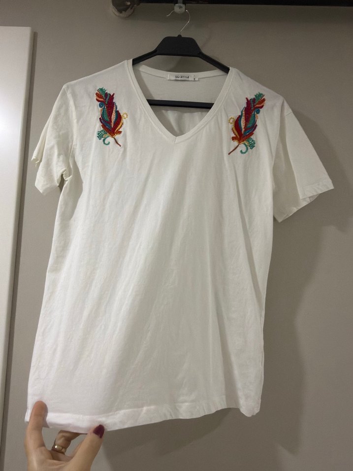 V Yaka Kısa Kollu Tshirt - Görsel 2