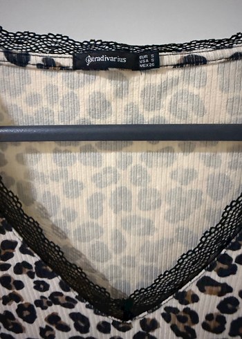 Stradivarius Leopar Desenli V Yaka Kadın Bluz - Görsel 3