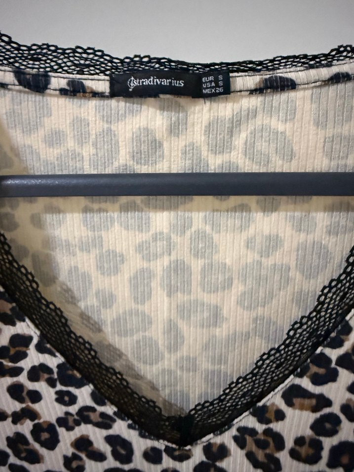 Stradivarius Leopar Desenli V Yaka Kadın Bluz - Görsel 3