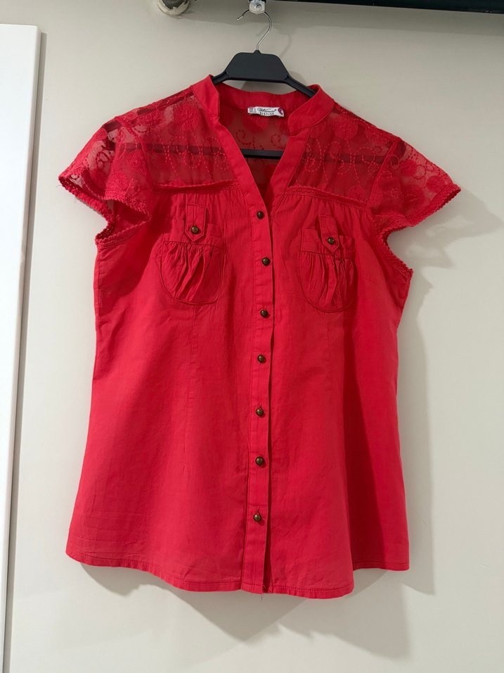 Kısa Kollu Kırmızı Düğmeli Kadın Gömlek - Görsel 2
