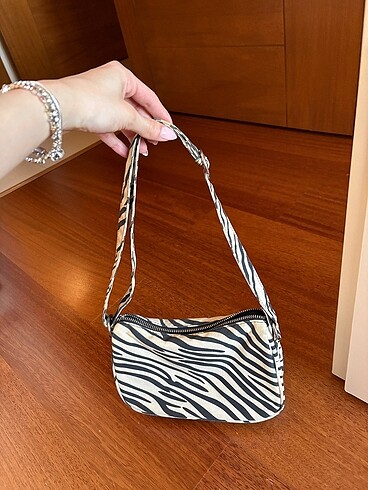 zebra desenli kol çantası