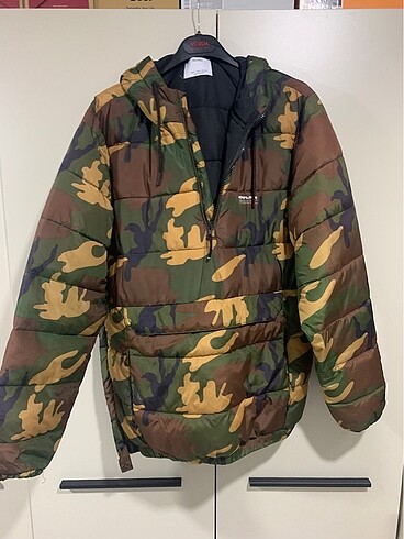 BERSHKA KONGURU CEP MONT