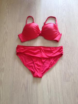 Kırmızı Bikini