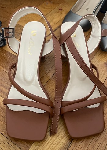 Bej Deri Stiletto Topuklu Kadın Sandalet