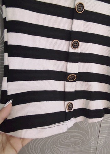 Düğmeli Kısa Kollu Çizgili Kadın Tişört - Görsel 3