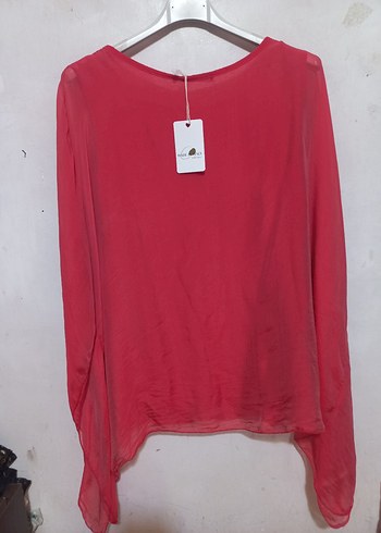 Pul İşlemeli ipek Kırmızı V Yaka Bluz - Görsel 2