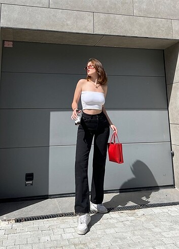 Siyah straight fit jean. 