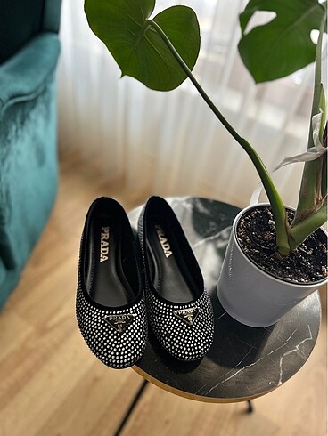 Prada taşlı babet