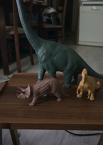 Koyu Tonlarda Dinozor Figürleri Seti