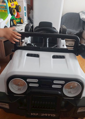 Beyaz ve Gri Elektrikli Çocuk Araba