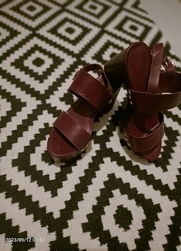 Catwalk Junkie Dolgu topuk şık rahat bordo sandalet