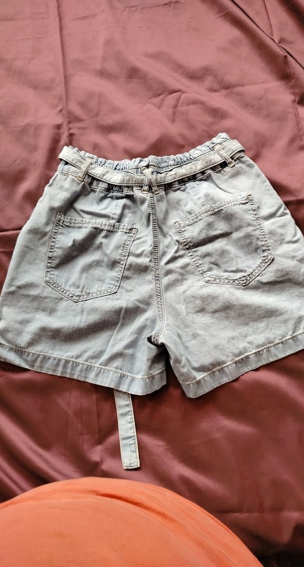 Gri Kadın Kemerli Mini Denim Şort - Görsel 4