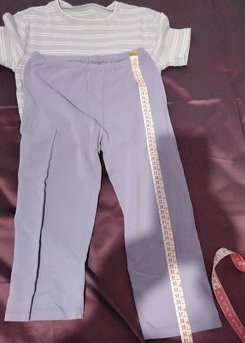 Mor Tişörtü, Kısa Kollu, ve kapri tayt - Görsel 4