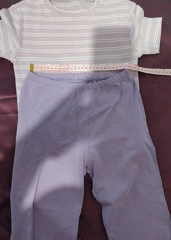 Mor Tişörtü, Kısa Kollu, ve kapri tayt - Görsel 3