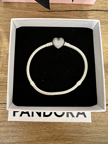 pandora kalpli klipsi olan bileklik