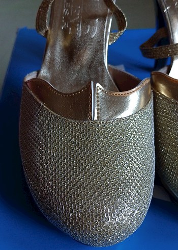 Altın Rengi, Kemerli Dolgu Topuklu Kadın Abiye Ayakkabı - Görsel 2