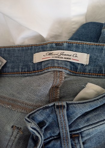 26 Beden Beyaz Düğmeli Kısa Kollu Gömlek ve Rahat Denim Jean