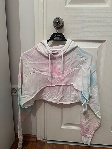 BERSHKA BATİK BASKILI SWEATSHIRT ve CROP TAKIM