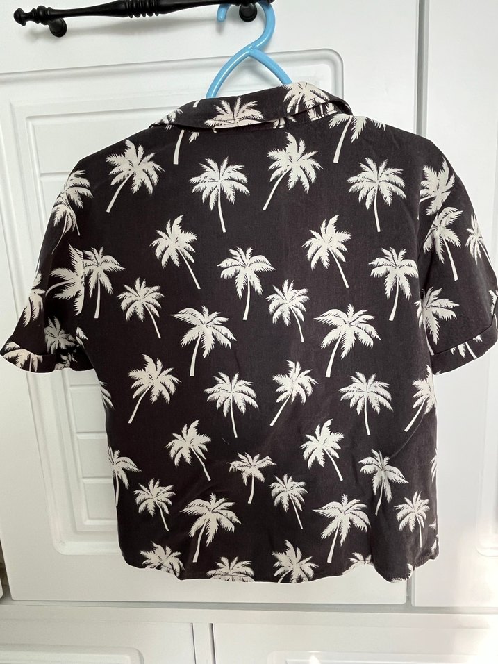 Düğmeli Siyah Palmiye Desenli Kısa Kollu Gömlek - Görsel 2
