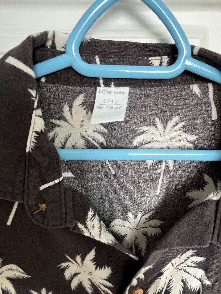 Düğmeli Siyah Palmiye Desenli Kısa Kollu Gömlek - Görsel 3