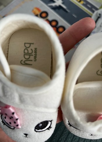 Kız Çocuk Beyaz Nakışlı Sıcak Ev Terliği - Görsel 2