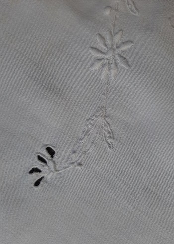 Nakışlı Beyaz Vintage Masa Örtüsü - Görsel 3