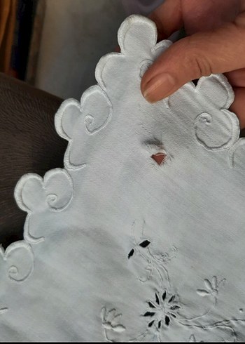 Nakışlı Beyaz Vintage Masa Örtüsü - Görsel 6