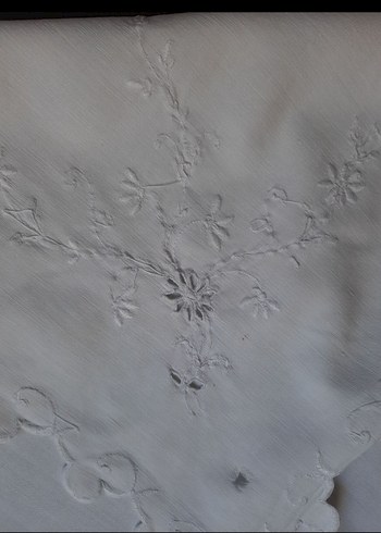 Nakışlı Beyaz Vintage Masa Örtüsü - Görsel 2