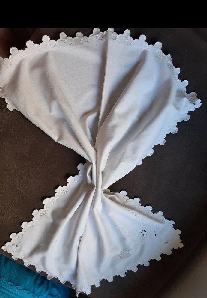 Nakışlı Beyaz Vintage Masa Örtüsü - Görsel 4