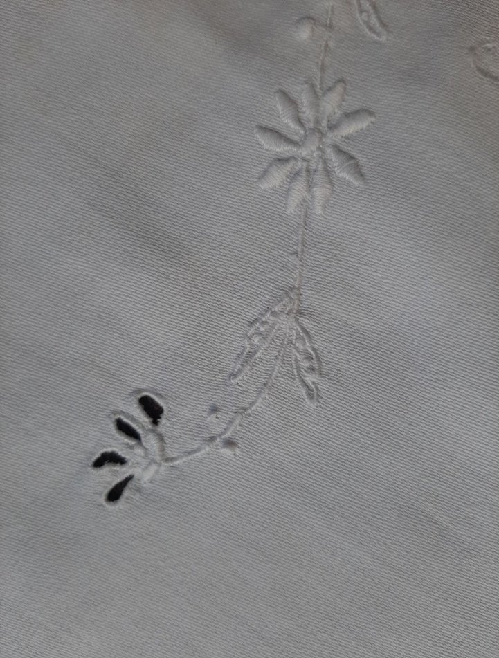 Nakışlı Beyaz Vintage Masa Örtüsü - Görsel 3