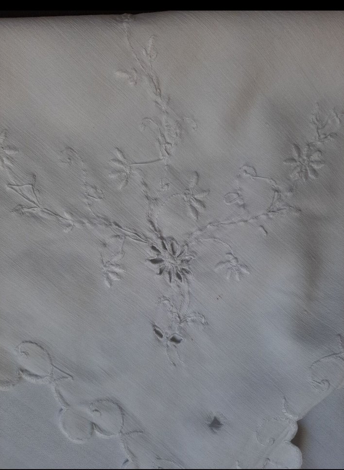 Nakışlı Beyaz Vintage Masa Örtüsü - Görsel 2