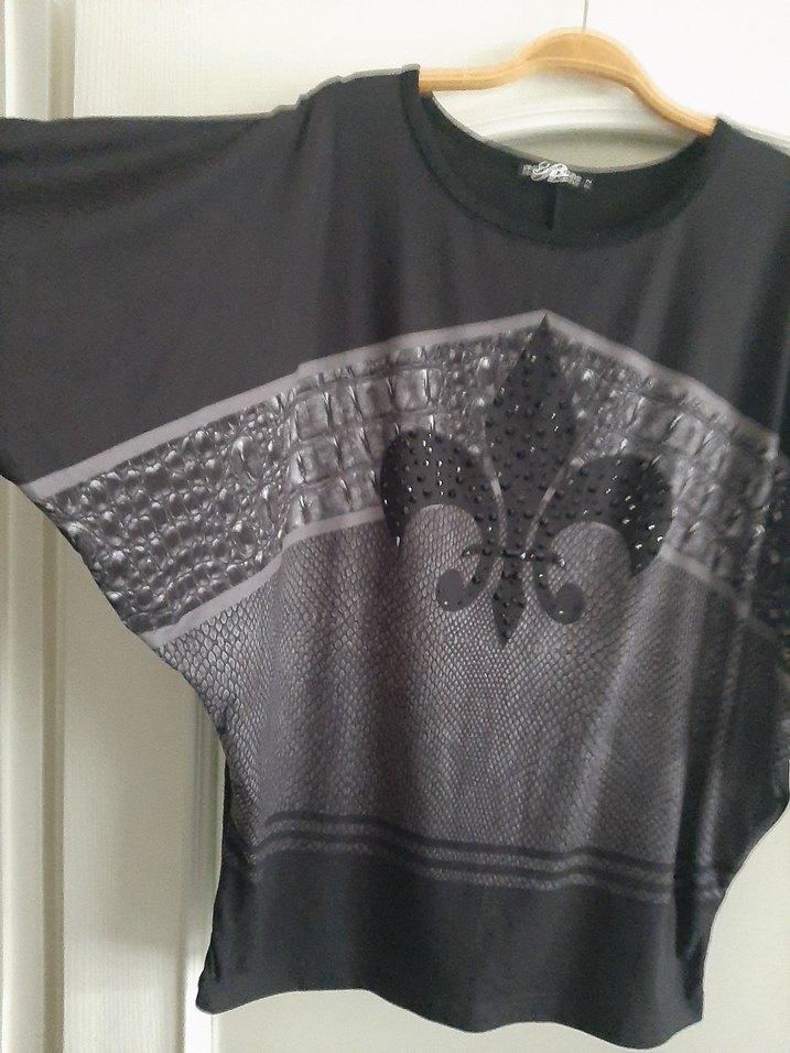 Siyah Gotik Desenli Kadın Bluz - Görsel 2