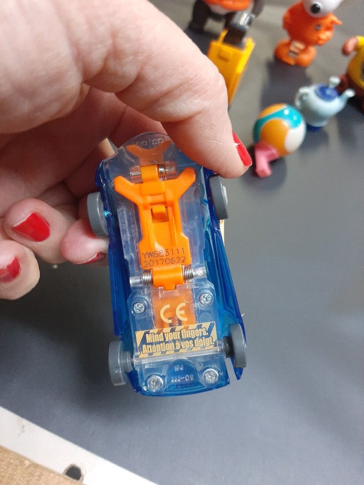 Renkli Oyuncak Araba ve Figür Seti - Görsel 2