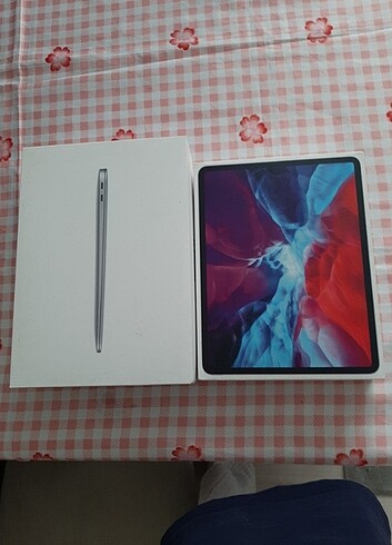 iki adet Apple kutu