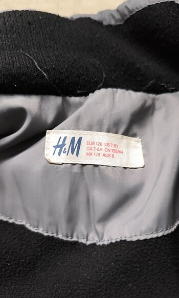 H&M 7 8 yaş erkek montu.sapkasi da vardır.
