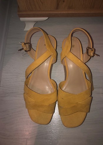 37 Beden Sarı Süet Dolgu Topuklu Sandalet