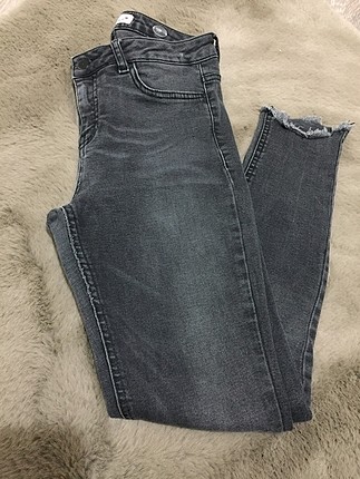 Gri yırtık paç kot pantolon