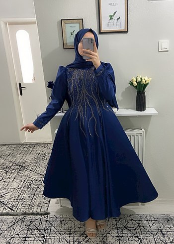 İşlemeli Uzun Kol Drapeli Abiye Elbise