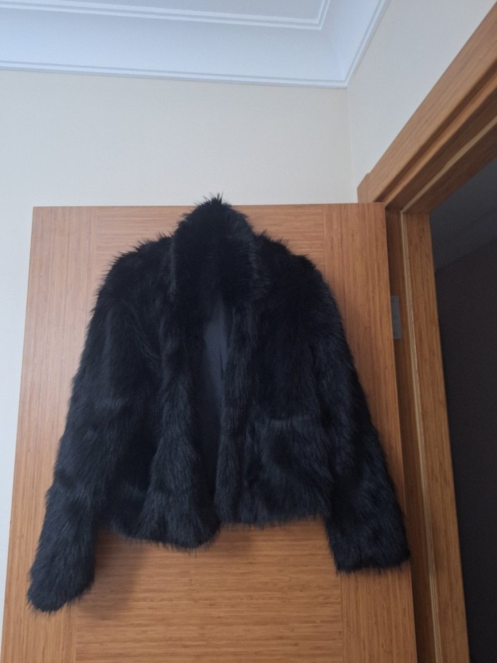 Siyah Kürk Detaylı Kadın mont - Görsel 3