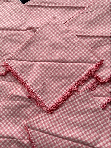 Pembe kenarları dantel masa örtüsü ve peçetelik