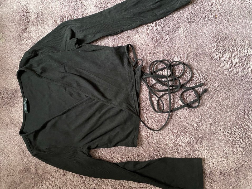 Siyah v Yaka bağlamalı Fit Bluz - Görsel 2