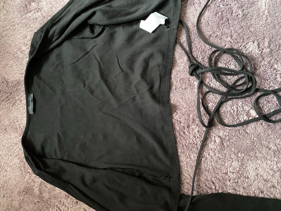 Siyah v Yaka bağlamalı Fit Bluz - Görsel 5