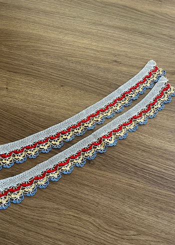 Kırmızı, Mavi ve Sarı İşlemeli Dantel Şerit