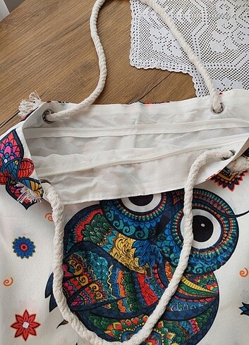Zara Baykuşlu plaj çantası. Astarlidir. Renkleri canlı ve son derece
