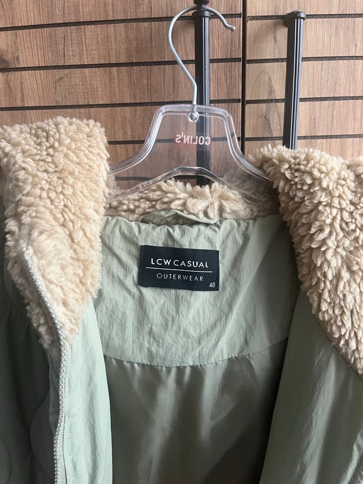 (LC WAİKİKİ)Bej Kapüşonlu Kadın Kışlık Peluş Ceket - Görsel 3