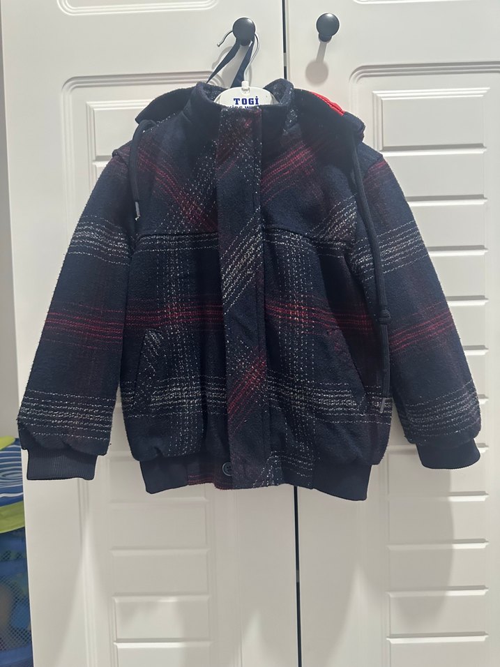 Erkek Çocuk Kırmızı Kapüşonlu Düğmeli Ceket - Görsel 3